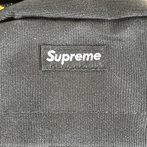 Supreme Shoulder/Crossbody Bag Unisex - Picture 2 of 8